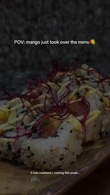 Close-up van een sushiroll met mango, saus en rode scheuten